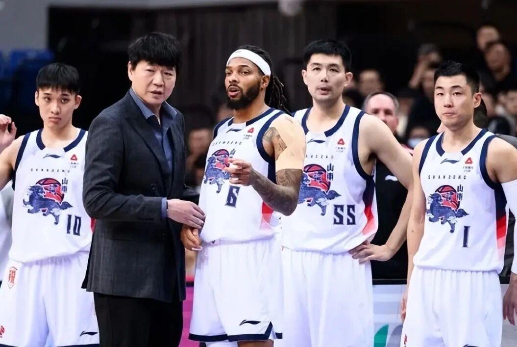 乐鱼-山东男篮好消息！内线大将克里斯将复出，琼斯和斯蒂尔二选一离队